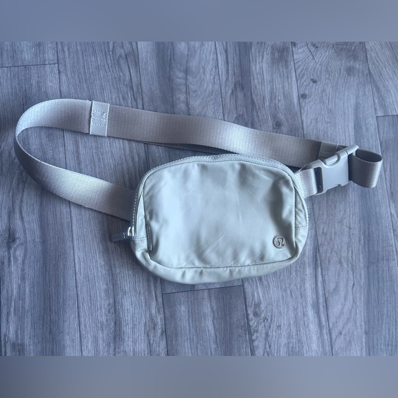 lululemon athletica Cream Crossbody Bag - Picture 3 of 11